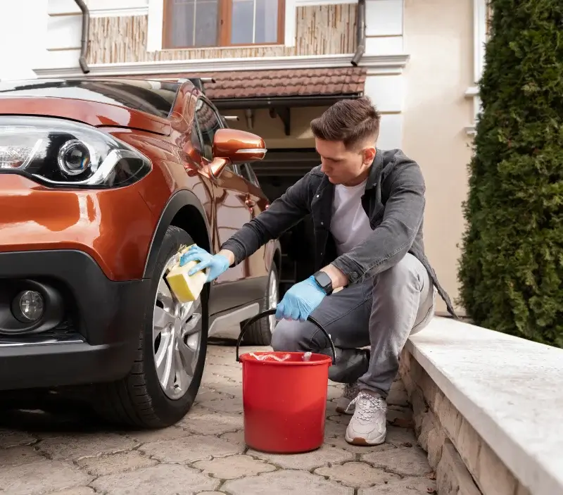 Lavage auto à domicile Nice : professionnel intervenant sur un véhicule